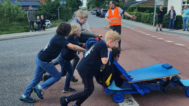 Postfolk er med til at dirigere trafikken, så der ikke sker ulykker